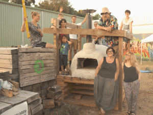 L'équipe de bénévoles devant le four à pain qui ont participé à sa construction en 2018.