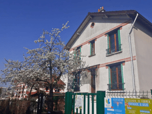 La façade du pavillon vue depuis l'entrée du portail.